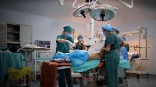 实拍四胞胎分娩全过程，四胞胎妈妈的肚子好大，伟大的母亲辛苦了