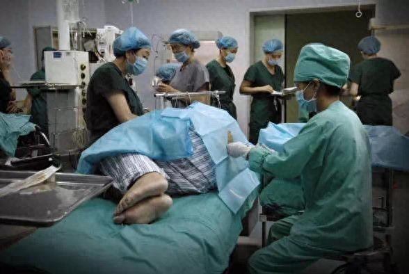 实拍四胞胎分娩全过程，四胞胎妈妈的肚子好大，伟大的母亲辛苦了