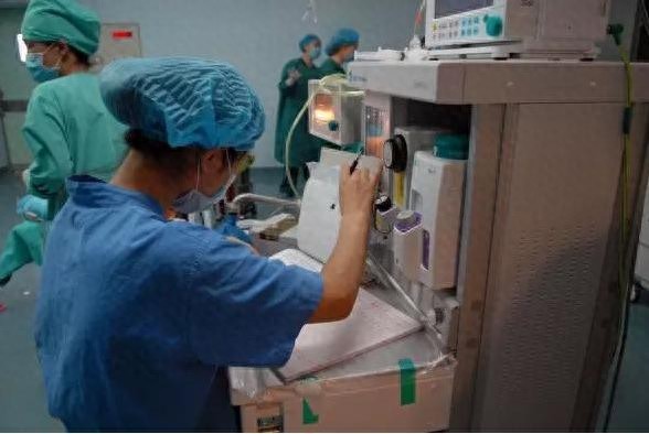 实拍四胞胎分娩全过程，四胞胎妈妈的肚子好大，伟大的母亲辛苦了