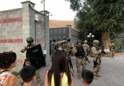 ​唯一连任7年邻国总统，在位期间坚持对华友好，下台后被军队逮捕