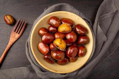 ​板栗直接加水煮，难怪难剥壳，切记做好这2步，又香又糯，不沾壳