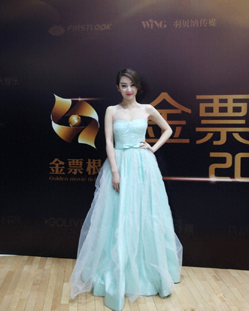 她清丽脱俗，对角色拿捏到位，被评为”催泪天使“