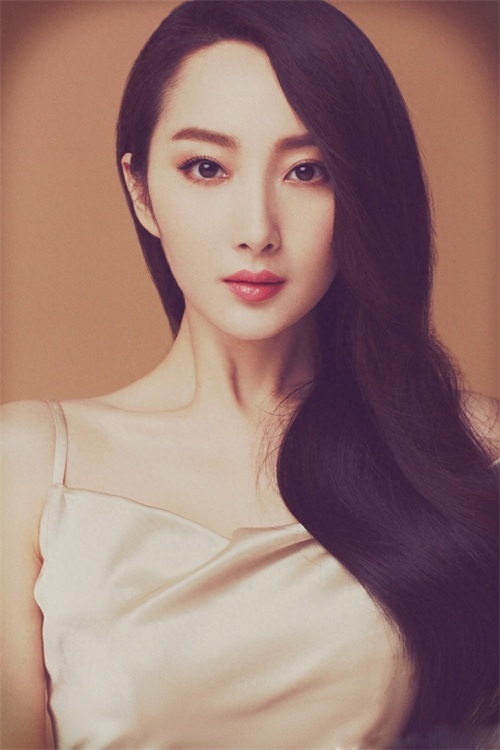 她清丽脱俗，对角色拿捏到位，被评为”催泪天使“