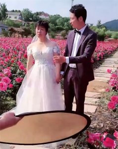 ​46岁余秀华与90后男友拍婚纱照，浓妆艳抹太吓人，身材臃肿疑怀孕