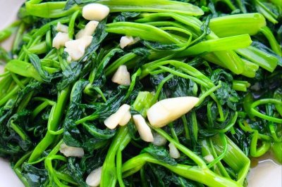 ​炒空心菜，直接下锅可不行，教你2个妙招，又脆又嫩不发黑