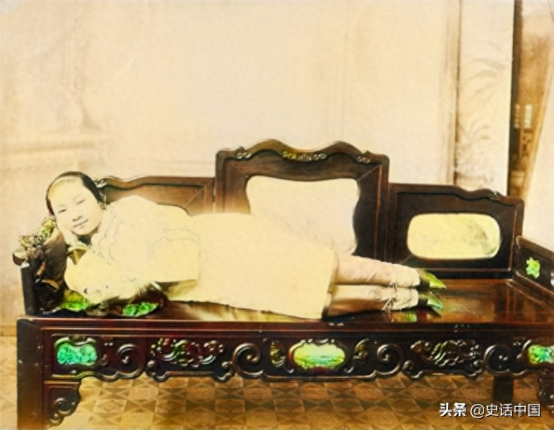 老照片：清朝民初深受裹脚伤害的女孩