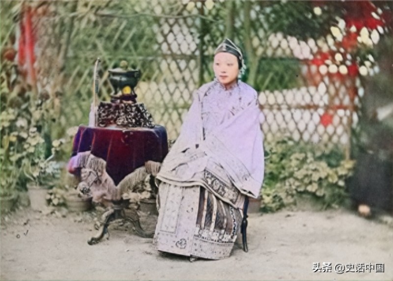 老照片：清朝民初深受裹脚伤害的女孩