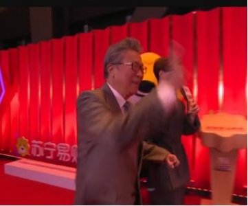 ​92岁“祝酒歌”原唱露面，精神好中气足，央视春晚曾搭档蔡国庆