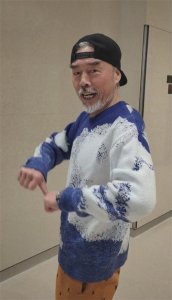 ​最潮大爷张双利近况，穿搭有型连蹦带跳活力足，出道多年年龄成迷