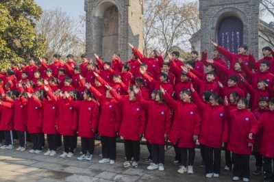​朱仙镇岳飞庙前，百名中学生齐诵《满江红》