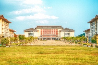 ​南宁高中教师涉嫌性侵学生事件：警方已立案，教育部门介入调查