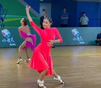 ​马伊琍13岁女儿赛场秀舞姿，身材曲线优越继承好基因，五官像文章