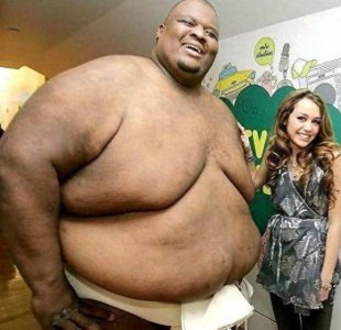 ​相扑巨无霸亚伯勒，体重最高达800斤，51岁依旧无后，退役1年去世