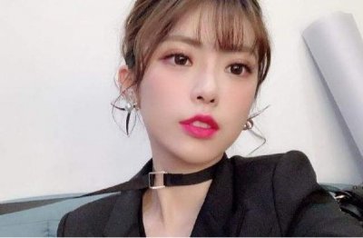 ​周淑怡“水龙梗”火了！解说再闹乌龙登上热搜，王思聪公开嘲讽