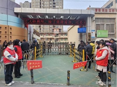 ​巩义市育英街社区红盾先锋志愿服务队开展护学岗活动