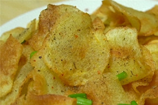 2分钟教你在家炸薯片，3块钱成本能做一盆，学会再也不用出去买