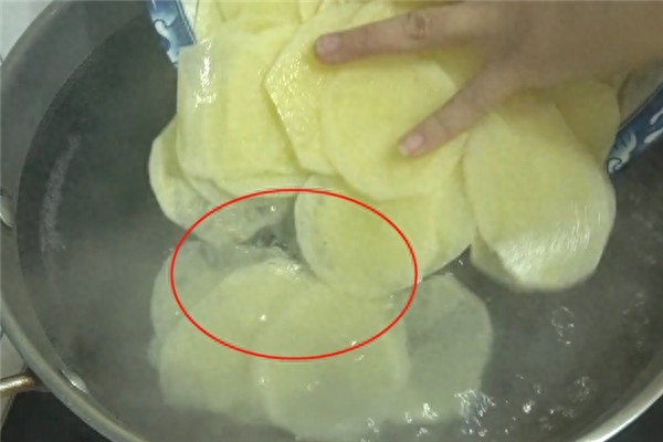 2分钟教你在家炸薯片，3块钱成本能做一盆，学会再也不用出去买