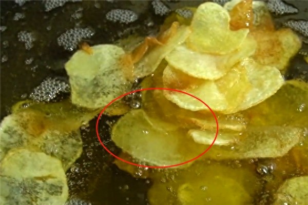 2分钟教你在家炸薯片，3块钱成本能做一盆，学会再也不用出去买