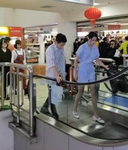 ​关晓彤拍戏排场大！独占电梯惹围观，穿短裤撅臀张一山低头偷看？