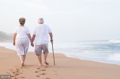 ​退步走疗法简便易行，坚持会有意想不到的效果！快倒走试试！