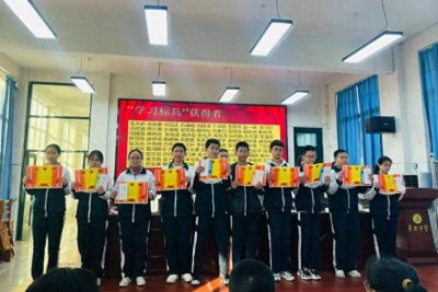 ​山东：兖州区东方中学南校区初三级部举行期中表彰大会