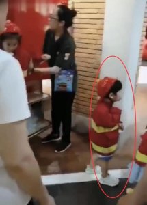 ​小海绵扮消防员现场图太萌了，小海绵扮消防员怎么回事？