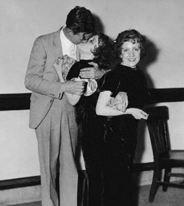 ​连体姐妹的苦恼：妹妹和妹夫婚礼现场热吻，姐姐尴尬的站在一旁