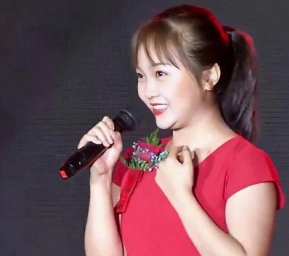“奥运女孩”林妙可登台献唱,身材十分敦实,被伴舞秒成渣