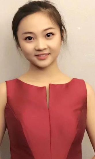 “奥运女孩”林妙可登台献唱,身材十分敦实,被伴舞秒成渣