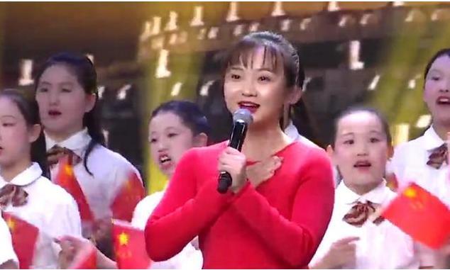 “奥运女孩”林妙可登台献唱,身材十分敦实,被伴舞秒成渣