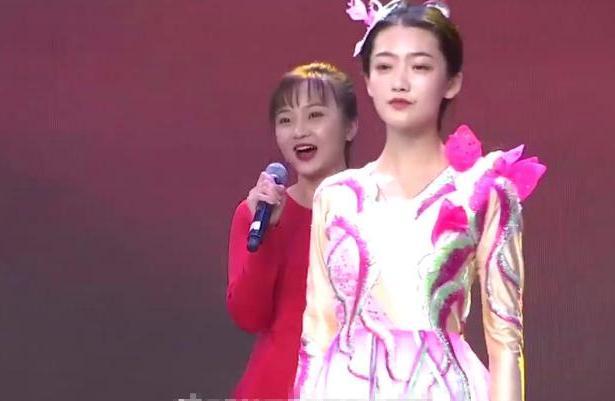 “奥运女孩”林妙可登台献唱,身材十分敦实,被伴舞秒成渣