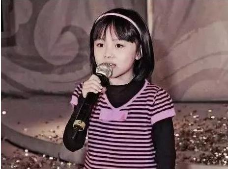 “奥运女孩”林妙可登台献唱,身材十分敦实,被伴舞秒成渣