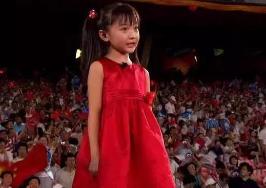 “奥运女孩”林妙可登台献唱,身材十分敦实,被伴舞秒成渣