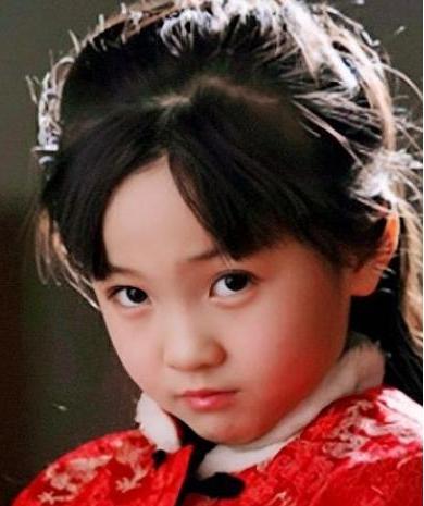 “奥运女孩”林妙可登台献唱,身材十分敦实,被伴舞秒成渣