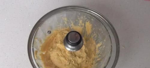 发玉米面用开水烫后发的面拉丝是怎么回事?