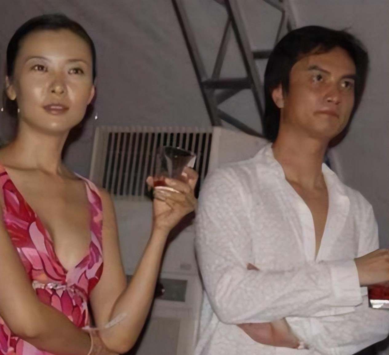 年薪百万年少成名柯蓝个人资料简介，感情生活从不间断，今50岁依然单身