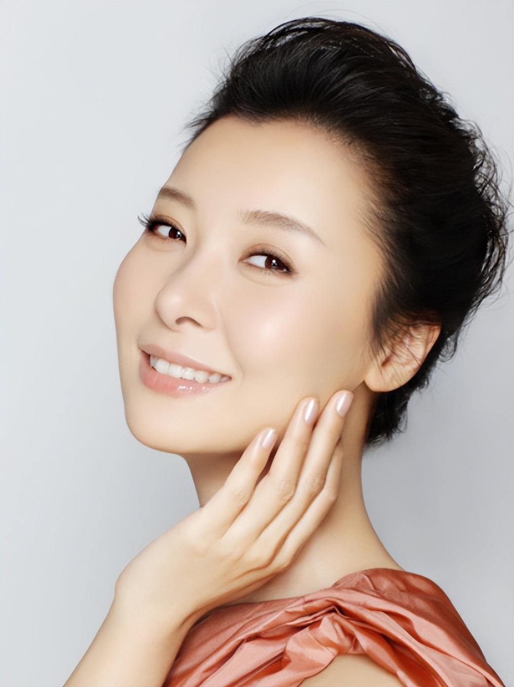 年薪百万年少成名柯蓝个人资料简介，感情生活从不间断，今50岁依然单身