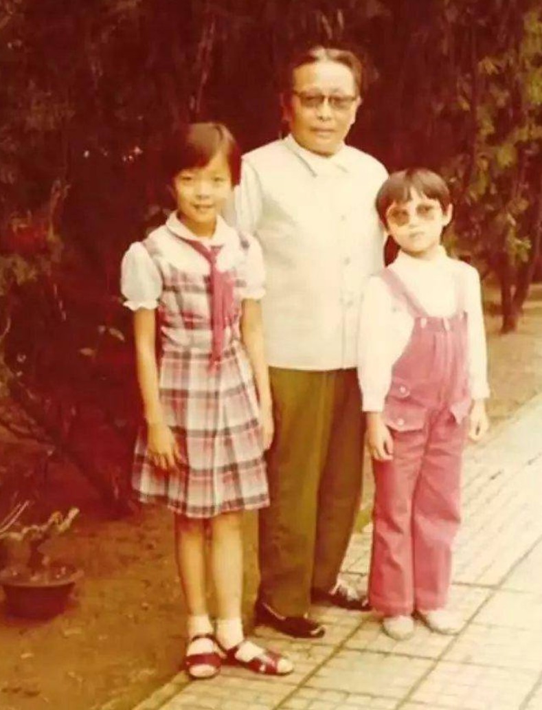 年薪百万年少成名柯蓝个人资料简介，感情生活从不间断，今50岁依然单身