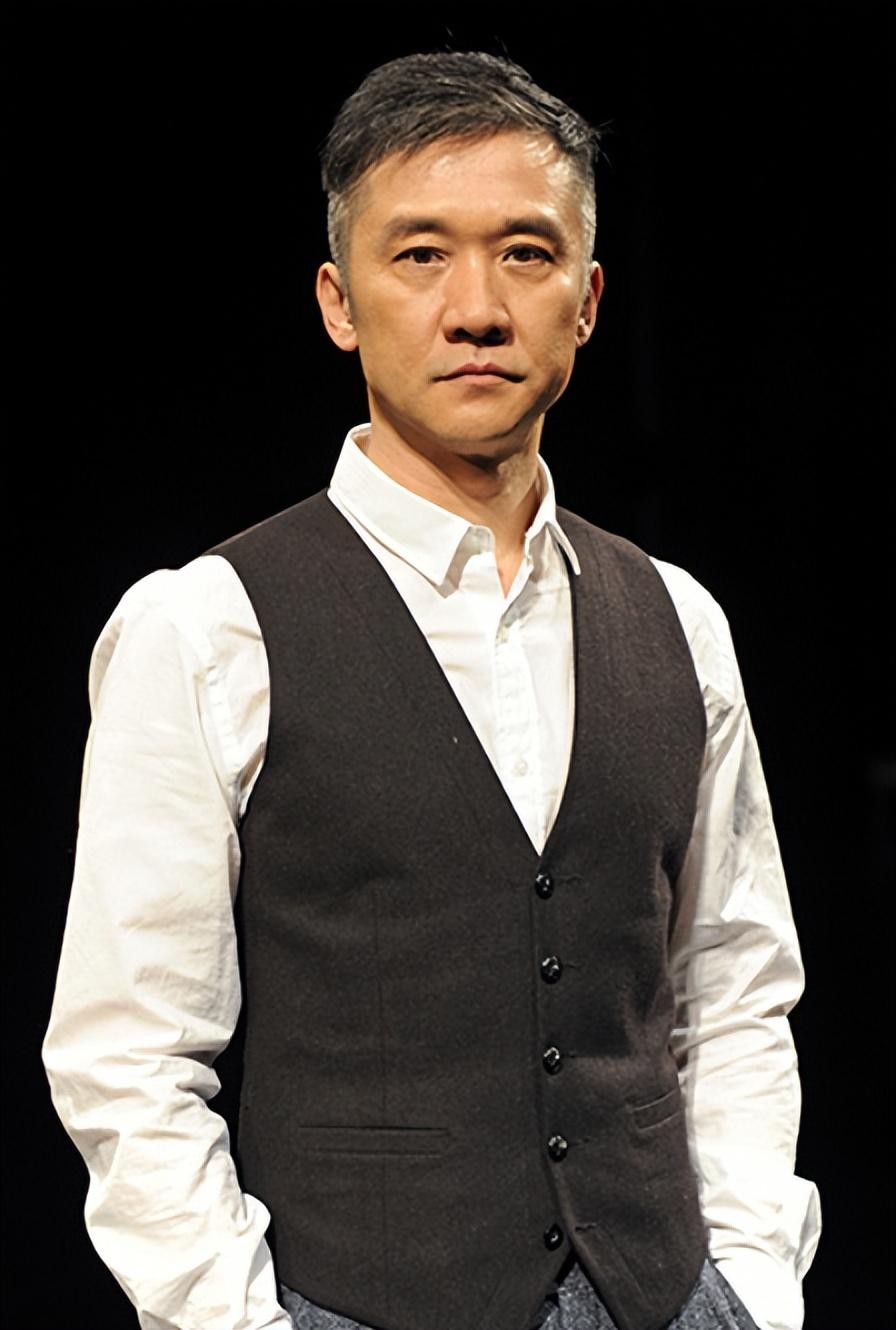 年薪百万年少成名柯蓝个人资料简介，感情生活从不间断，今50岁依然单身