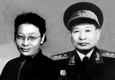 年薪百万年少成名柯蓝个人资料简介，感情生活从不间断，今50岁依然单身