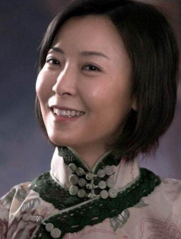 年薪百万年少成名柯蓝个人资料简介，感情生活从不间断，今50岁依然单身