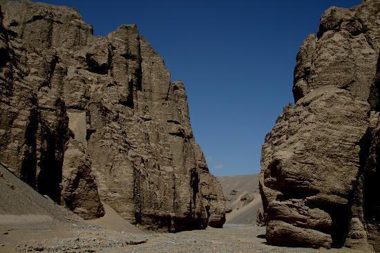 中国8大沙漠,总面积130万平方公里,2处位于新疆,3处位于内蒙!