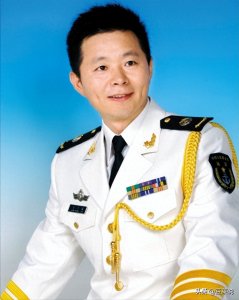 ​“西部歌王”王宏伟，4岁丧父，母亲守寡51年，选妻要求让母满意