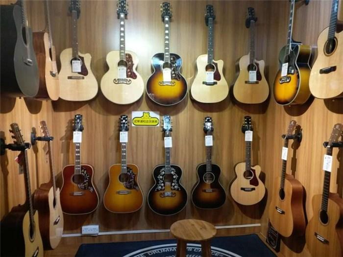 电箱吉他和木吉他的区别(电箱吉他和木吉他哪个好)