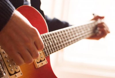 ​电箱吉他和木吉他的区别(电箱吉他和木吉他哪个好)