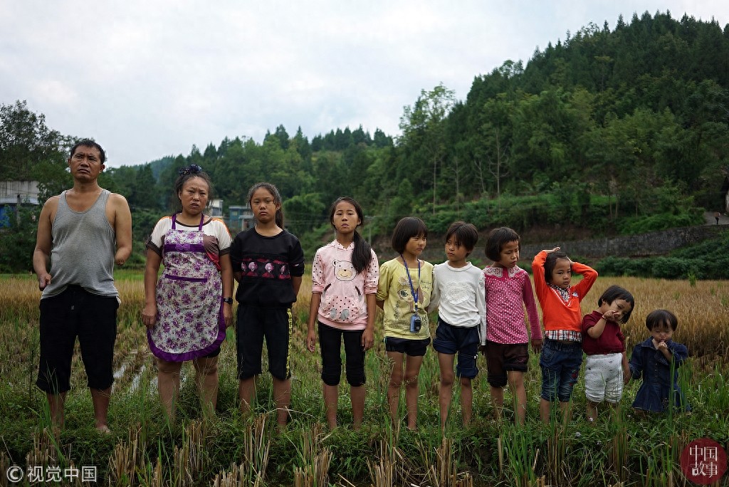每日纪实精选：重庆一天桥现“空中公厕” 露天如厕不分男女