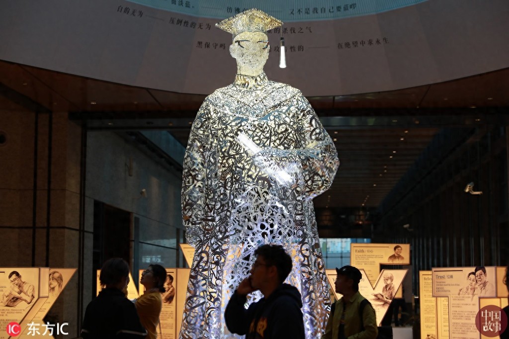 每日纪实精选：重庆一天桥现“空中公厕” 露天如厕不分男女