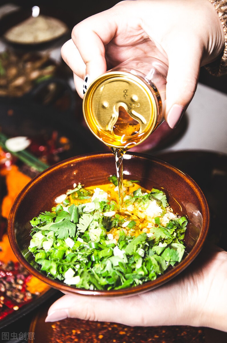 火锅油碟是什么（打油碟的作用和油碟搭配技巧）