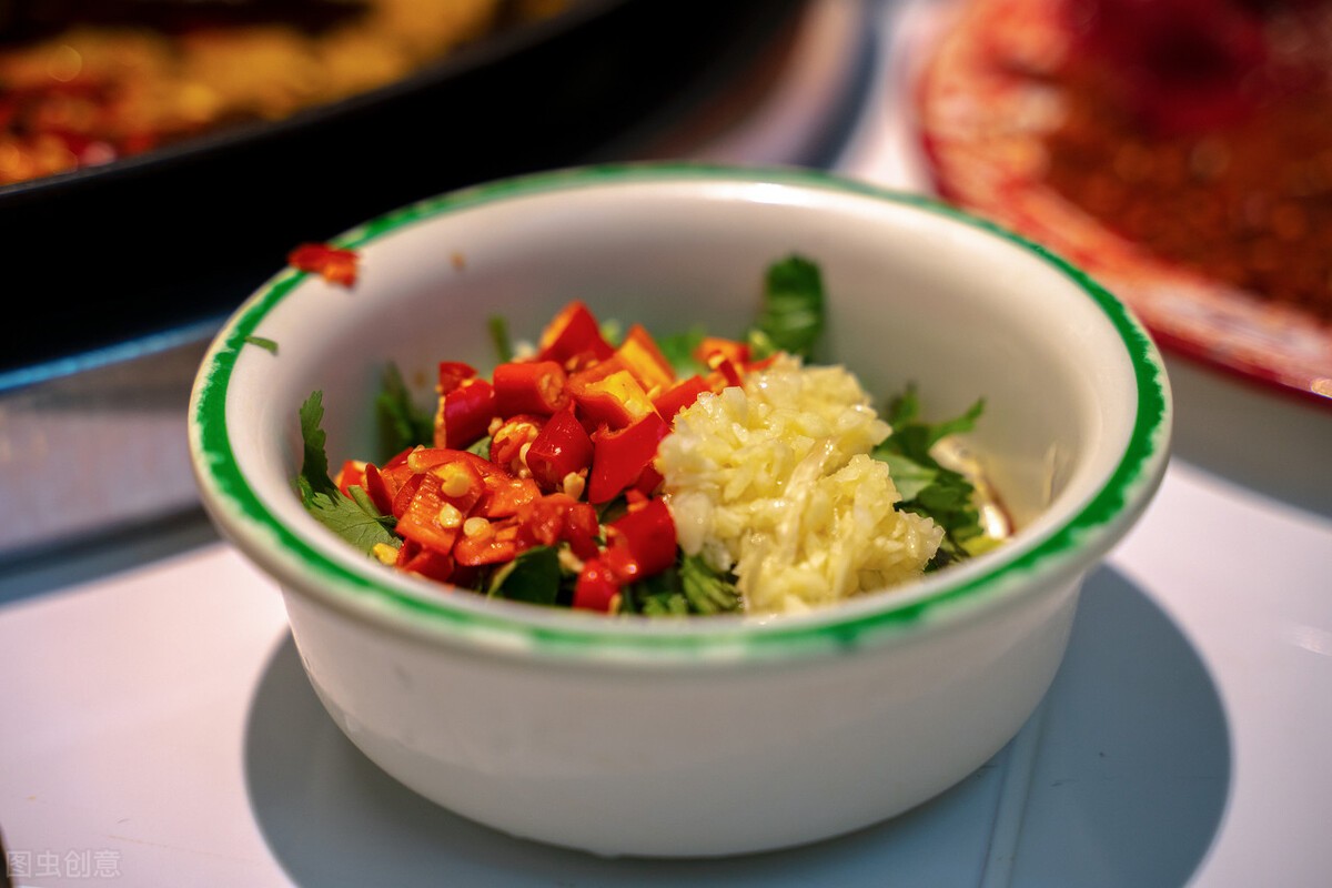 火锅油碟是什么（打油碟的作用和油碟搭配技巧）