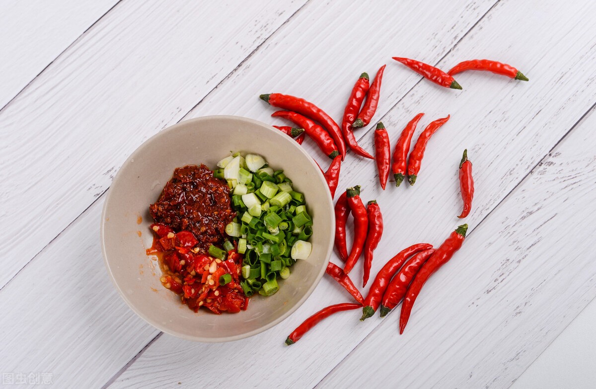 火锅油碟是什么（打油碟的作用和油碟搭配技巧）